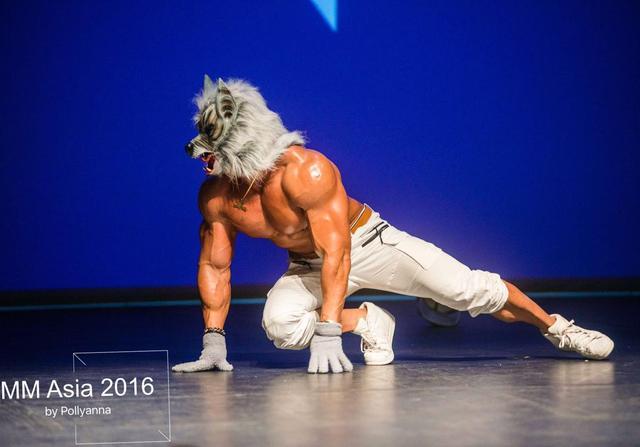 亚洲兽化人黄哲勋肌肉舞步，头戴虎首形同猛兽