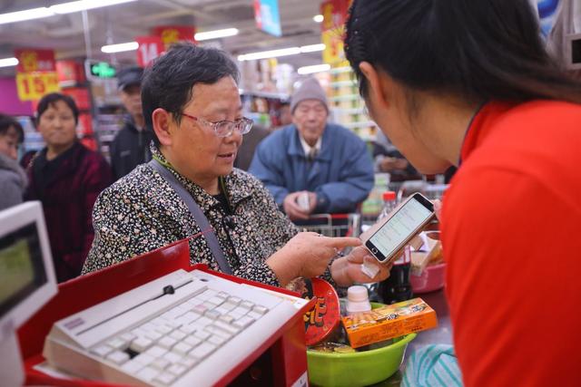 今早南京一市民吃了两块包子，抽到1212元……新零售有多火，双12来检验