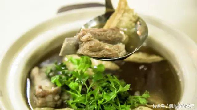 新加坡美食：去煲正喝一碗保证品质的冠军肉骨汤