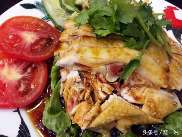 新加坡华侨回国开餐饮店：鸡骨还是红的，鸡肉超级嫩，海南鸡饭好吃！