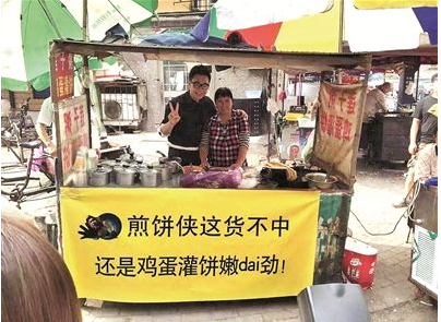 新加坡街头超赞黑暗料理，这鸡蛋饼吃一个能顶一天