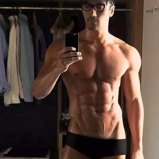 新加坡健身圈50岁肌肉男神，八块腹肌人鱼线似小鲜肉