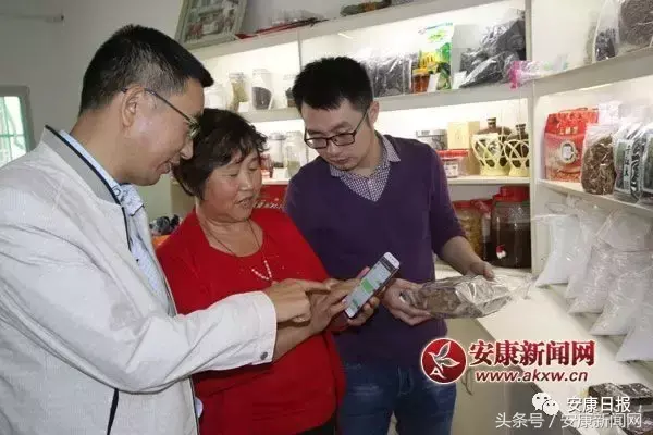 汉阴一农妇朋友圈售山货年赚20万 远销新加坡