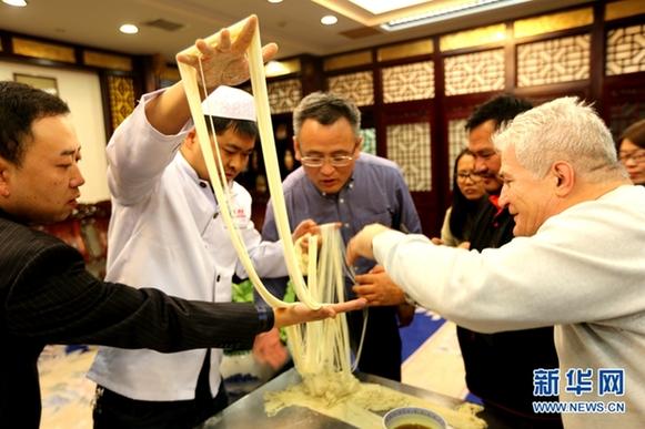 “一面之缘——‘探寻兰州牛肉面之旅’”海外媒体记者走进兰州找到想念的味道