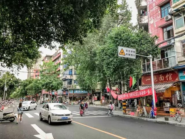 住在天府广场背后这条老gai，根本不愁吃