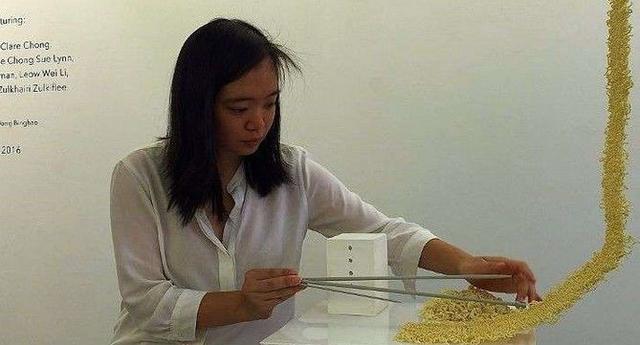 女孩脑洞大开用泡面织毛衣，打算当成作品展出，遭网友质疑