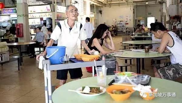 新加坡的老人真悲惨，做着最脏最累的工作，挣着最少的钱……