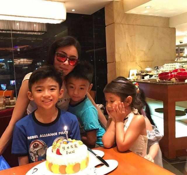 张柏芝出月子带两儿子新加坡过节，被网友嘲讽：爱孩子都是装的！