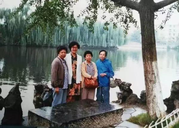 1987年的翠湖什么样？石林什么样？老导游带你回忆曾经的云南旅游……