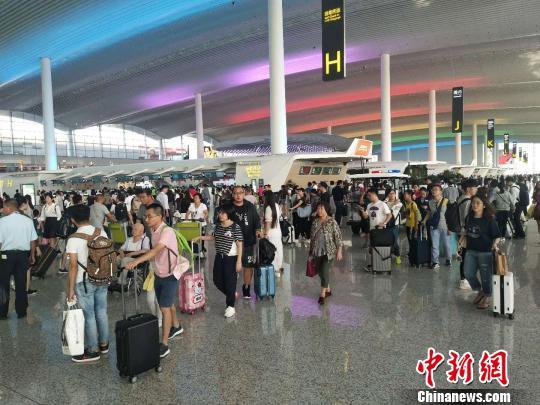 国庆长假前两天白云机场接送旅客超41万人次