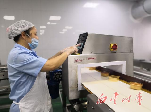 百年老字号港三元日产月饼20万个，推出新品“红船”月饼
