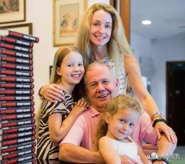 这个美国富翁把家从纽约搬到新加坡，只为了让两个女儿学中文