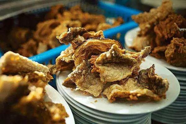 比薯片更酥脆，裹上咸蛋黄的香酥鱼皮，风靡了香港新加坡20多年！