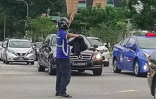 新加坡快递小哥在路中央做了什么事，感动很多人