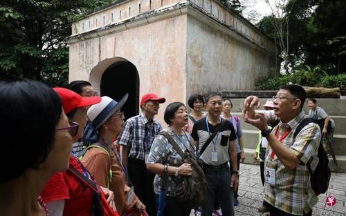 新加坡华助会带近百名年长者登高庆重阳