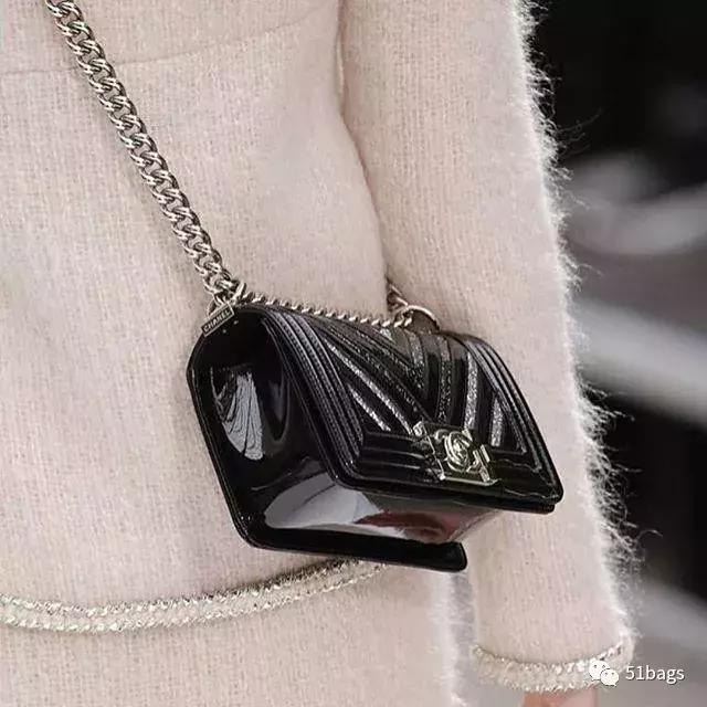 CHANEL 2019 早春系列发布，老佛爷在巴黎大皇宫造了一艘邮轮！