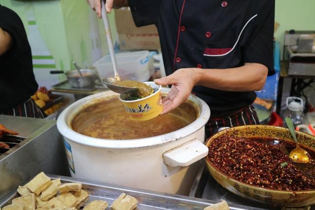 越秀区惠福路东南亚美食节，不仅食物美味便宜，而且环境非常干净