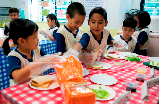 动手“讲自己的故事”，新加坡这所小学的英语课居然在厨房上