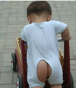 一条开裆裤引发新加坡街议，宝宝的小屁屁如此受关注！