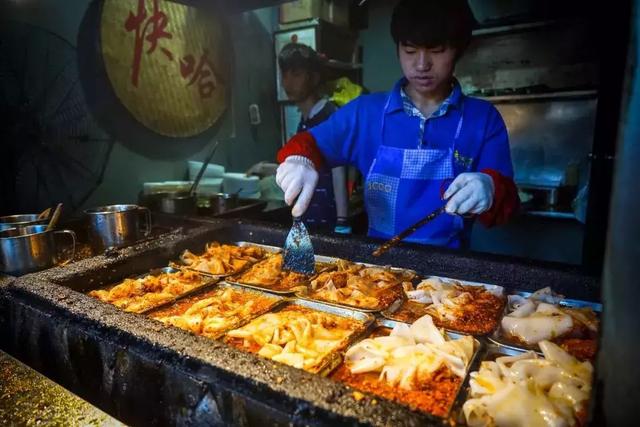 走向鸿通城的路是长胖的不归路，火车站周边美食攻略（一）