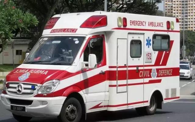 在新加坡拨995热线请慎重，头痛失眠可不属于995救助范围哦