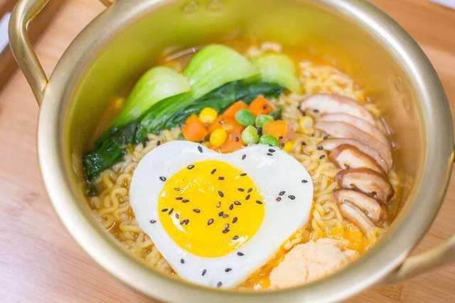 抖音网红泡面食堂见光死，顾客：不如自己在家煮的好吃
