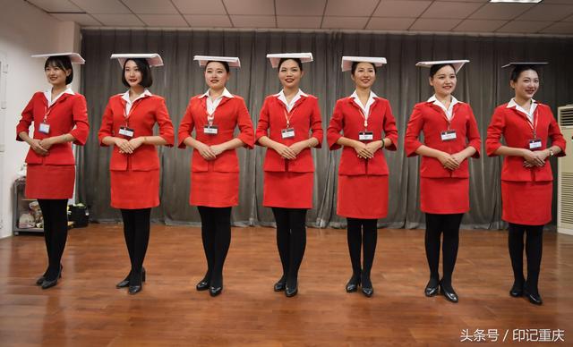 空姐“炼”成记 头顶书、学化妆、练瑜伽一个不落