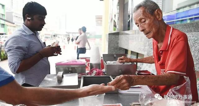 新加坡的老人真悲惨，做着最脏最累的工作，挣着最少的钱……