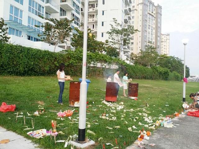 新加坡“拜好兄弟的祭品”可以捡走吃么？