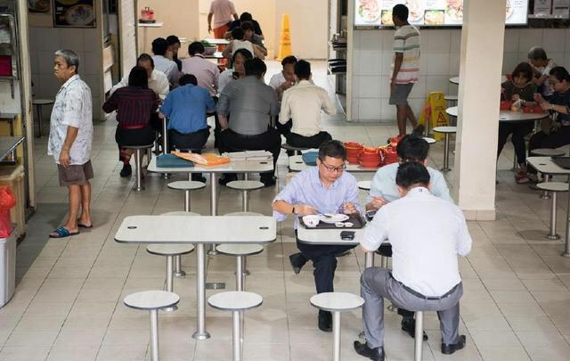 为何很多新加坡人月薪四千，中午却只吃两块钱的油鸡饭？
