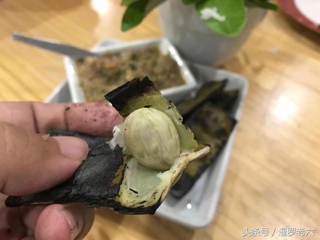 泰国“烤臭豆”，有谁尝过？一盘10元，蘸着虾酱吃，味道很独特！