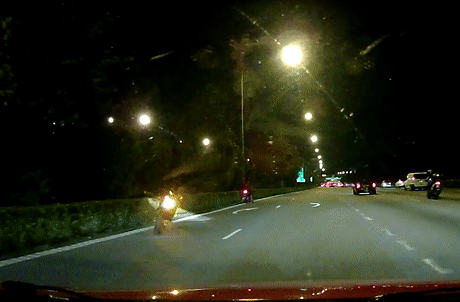 灵异？！新加坡公路上见无人驾驶摩托车？