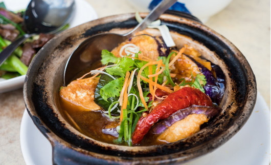 新加坡非常传奇的菜肴与米其林认可的新加坡中式美食