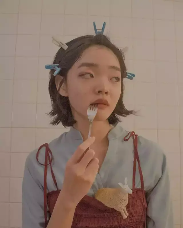 拥有所有丑的特质，她却能成为DiorT台宠儿！你如何欣赏？