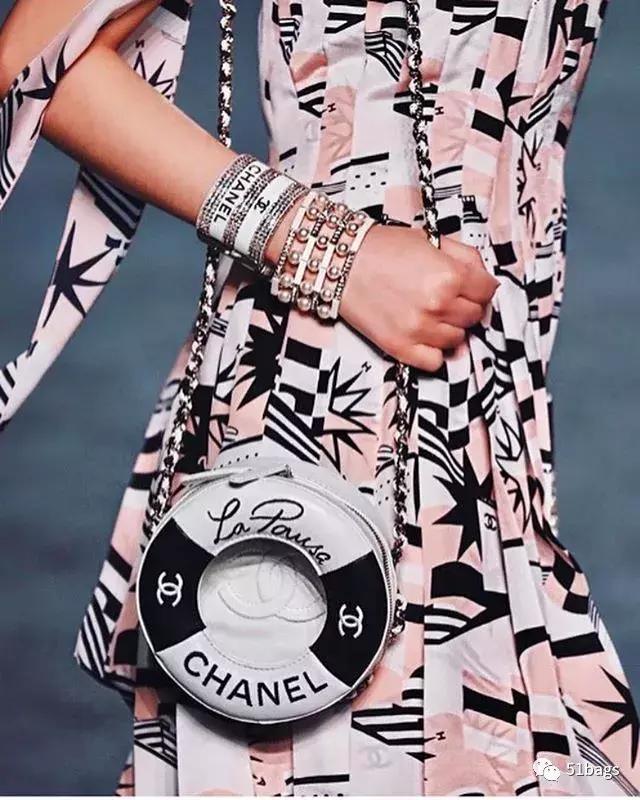 CHANEL 2019 早春系列发布，老佛爷在巴黎大皇宫造了一艘邮轮！