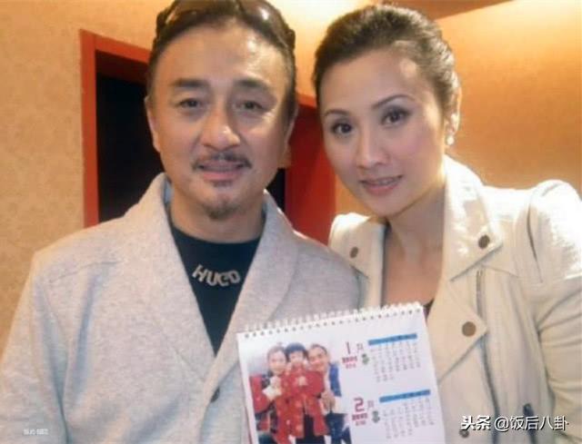 59岁“花无缺”庆结婚23周年，与小5岁妻子亲密合影像两代人