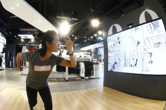 天啦噜！大妈居然不跳广场舞了，抱着手机在干嘛？