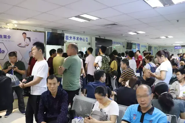 近视手术专家云集，福建这家医院创暑期摘镜新里程碑