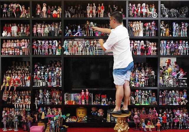 新加坡人花费300万元，收藏近万个娃娃，为她们买房办纸巾时装秀