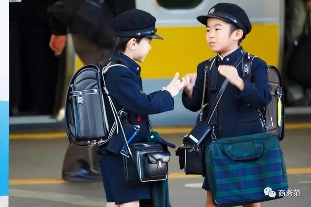 杭州小学1万块校服很惊人！英国穿2万块定制，日本全套Armani……