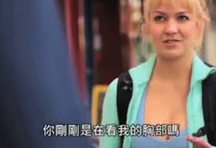 谁给的勇气？新加坡律师在法庭自信盯着女人胸部看……现在怂了吧？