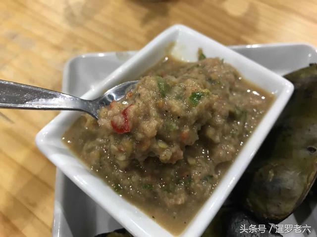 泰国“烤臭豆”，有谁尝过？一盘10元，蘸着虾酱吃，味道很独特！