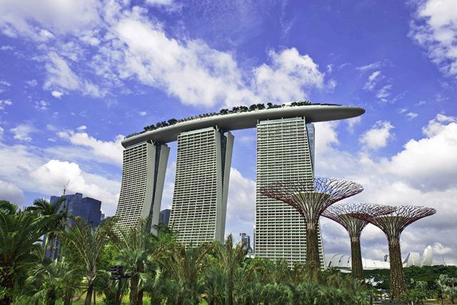如果现实中有一座钢铁侠的斯塔克大厦，大概就是新加坡滨海湾金沙了吧