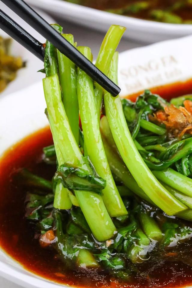 新加坡米其林指南推荐餐厅来了！北京第一家，专卖肉骨茶！