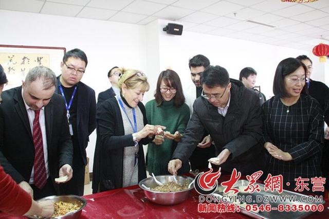 老外东营迎新春 写春联包水饺年味儿浓浓