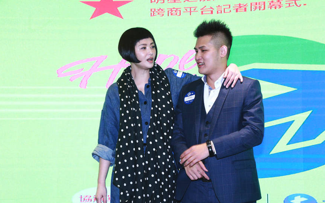 萧淑慎与小15岁的老公梁轩安现身，留着娃娃头难遮双下巴发福明显