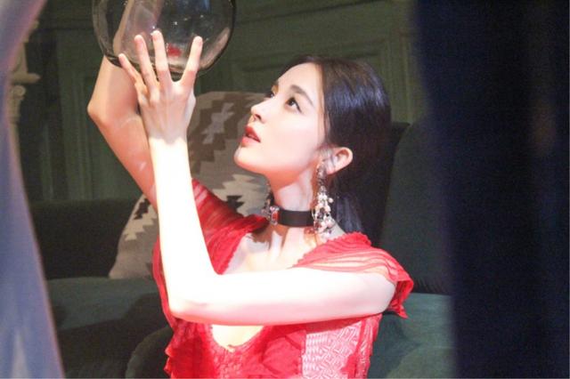 圣诞节到了，众女星晒写真美照，大家觉得谁的穿搭更吸引人？