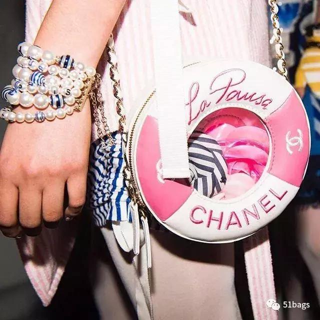 CHANEL 2019 早春系列发布，老佛爷在巴黎大皇宫造了一艘邮轮！