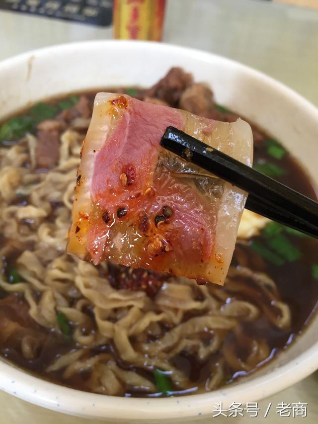 藏在学校旁边的锅盖面馆，鸡蛋现煎，面黑亮，肴肉喷香，一碗见底