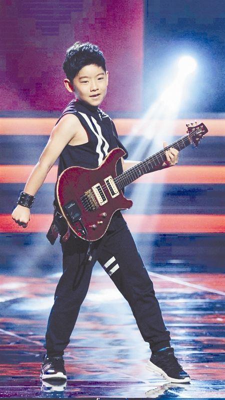 乐清男孩谢豪反手弹吉他 为新加坡慈善晚会筹款130多万元